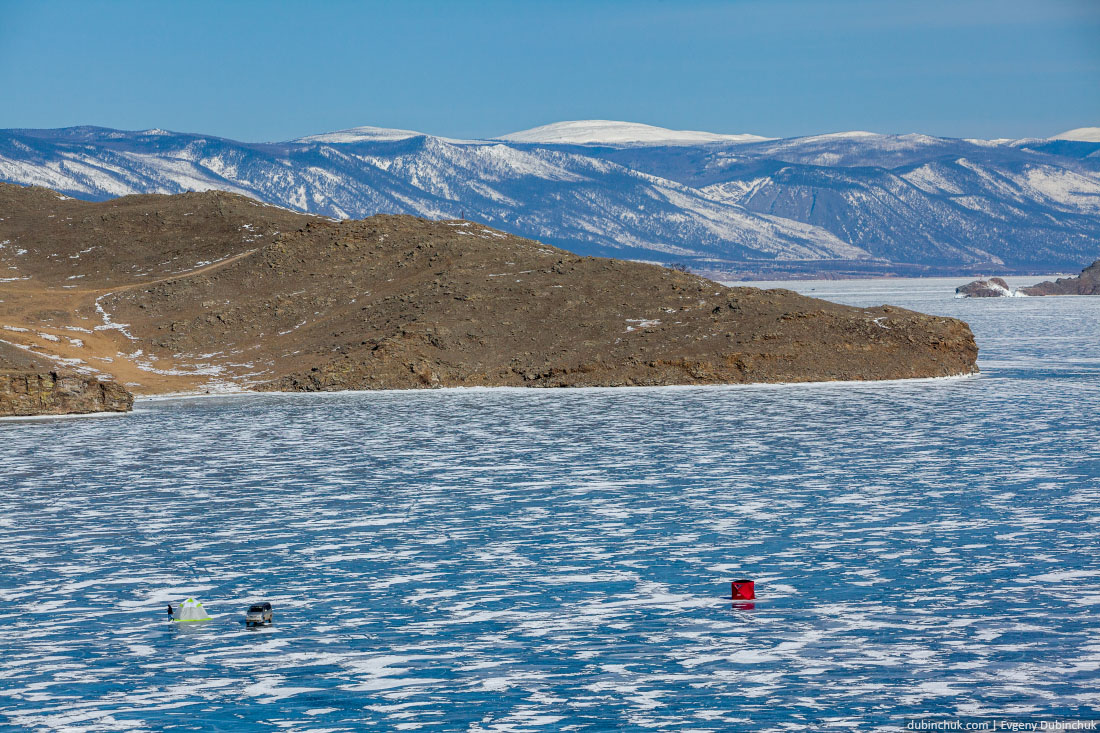 Рыбаки на льду озера Байкал зимой.. Fishers on ice on lake Baikal in winter