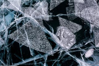 Ледяные узоры замерзшего Байкала