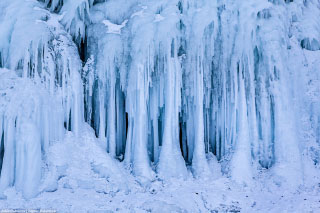 Гроты и сокую - ледяные наплески на Байкале зимой