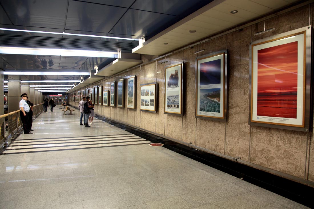 Фотовыставка РГО в Москве на метро Выставочная